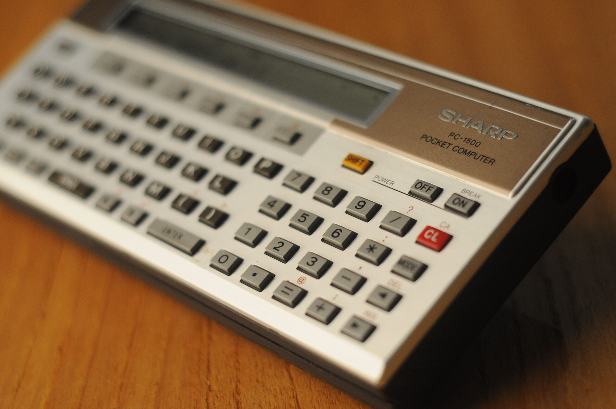 80年代的口袋计算机：SHARP PC-1500
