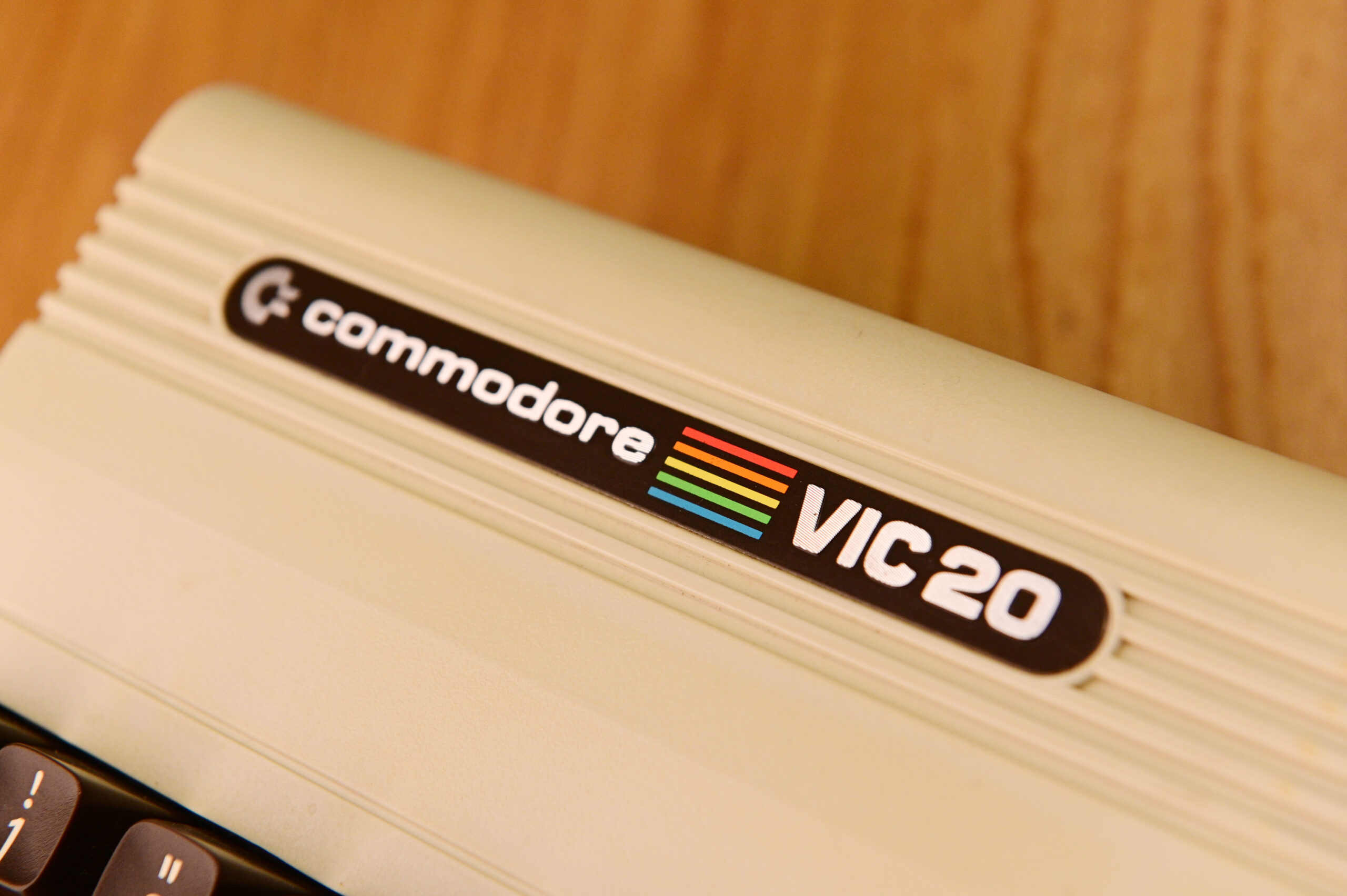 VLog EP01 – 修复1980年代的Commodore VIC-20